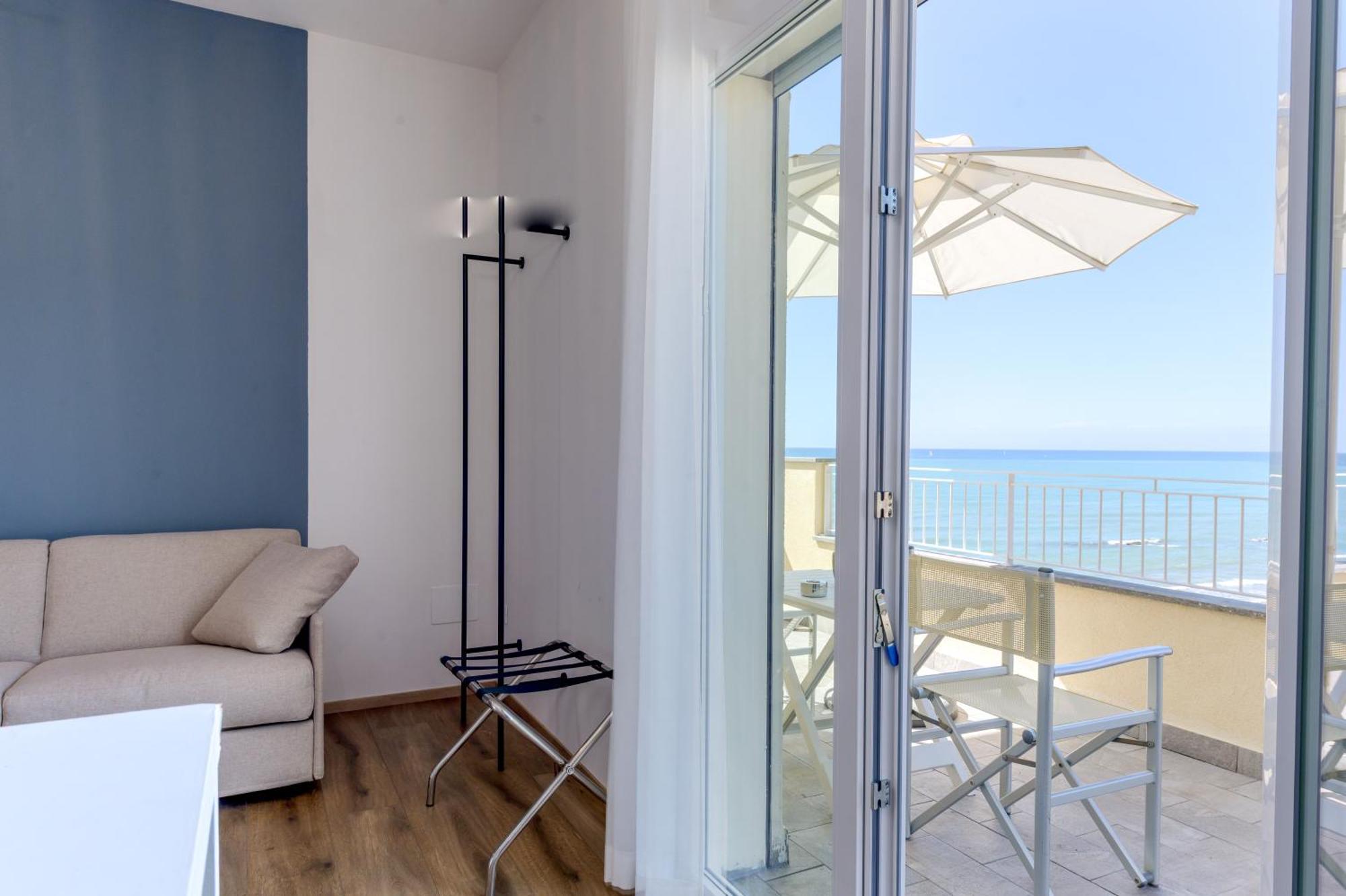 Deluxe Triple Room Sea View